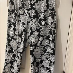 David Paul Black and White Floral Print Capris 16W